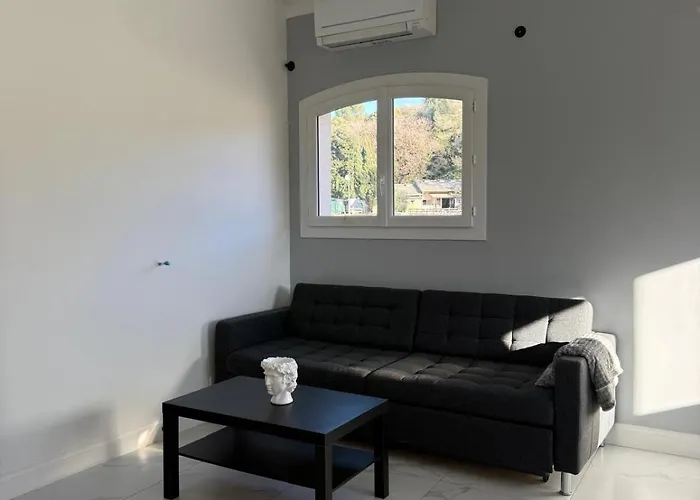 Cdc Stables Αντίμπ